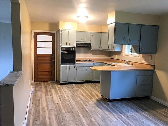 3rd image of 16 Meadow Dr