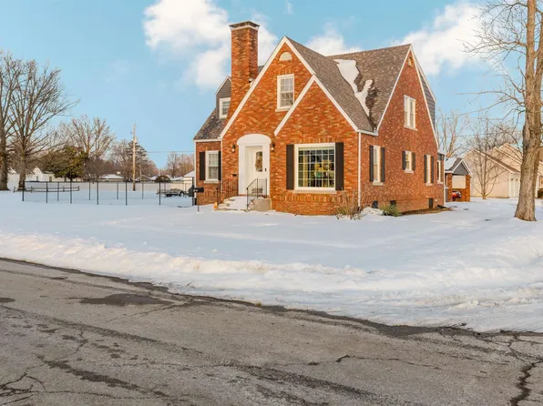 100 N 11th St, Herrin, IL 62948