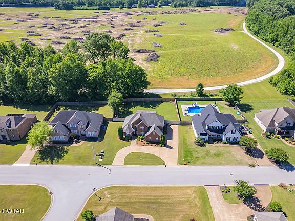 3rd image of 213 Flagstone Dr