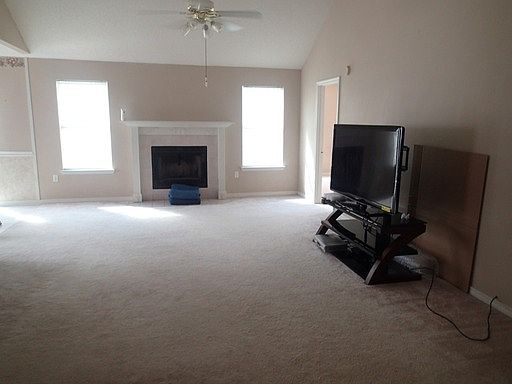 4th image of 430 Bridgewater Ct