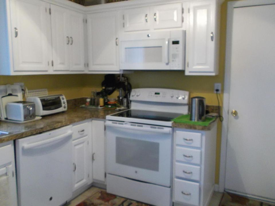 1st image of 916A Liverpool Cir