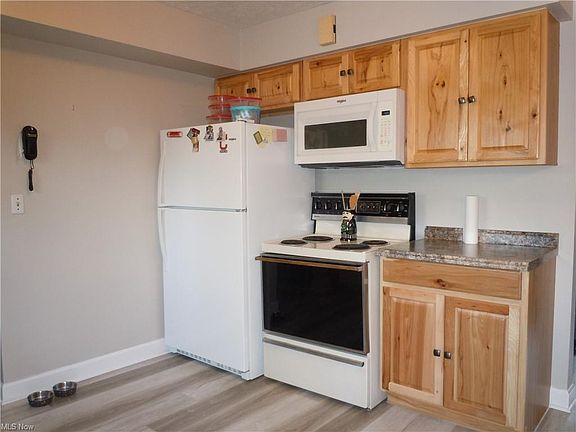 5th image of 990 E 331st St