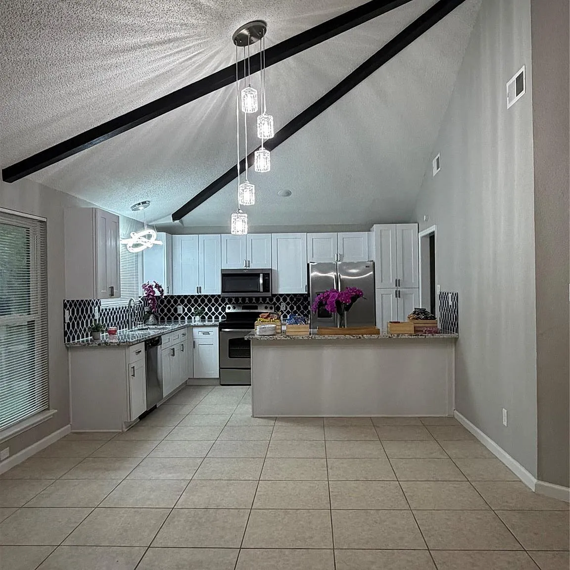 3 bed, 2.0 bath, 1330 sqft, $2,100 — Photo 3