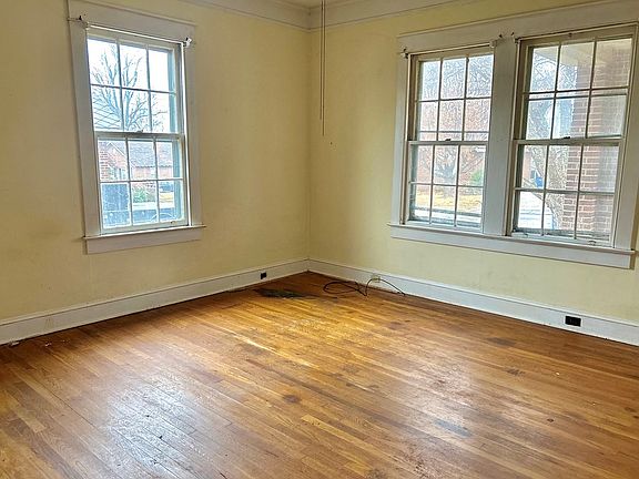 5th image of 409 Bond Ave
