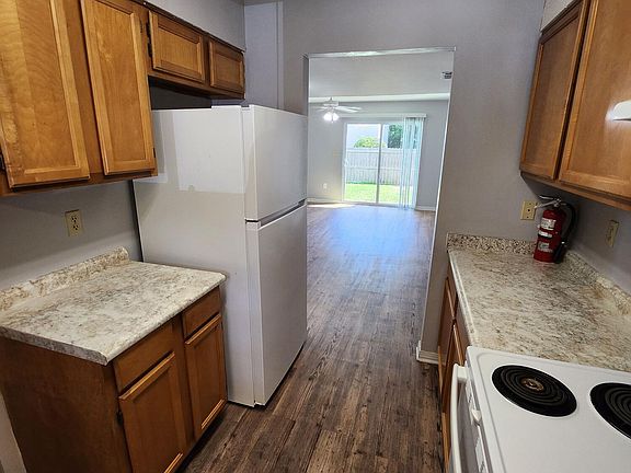 4th image of 1327 Green Acres Blvd