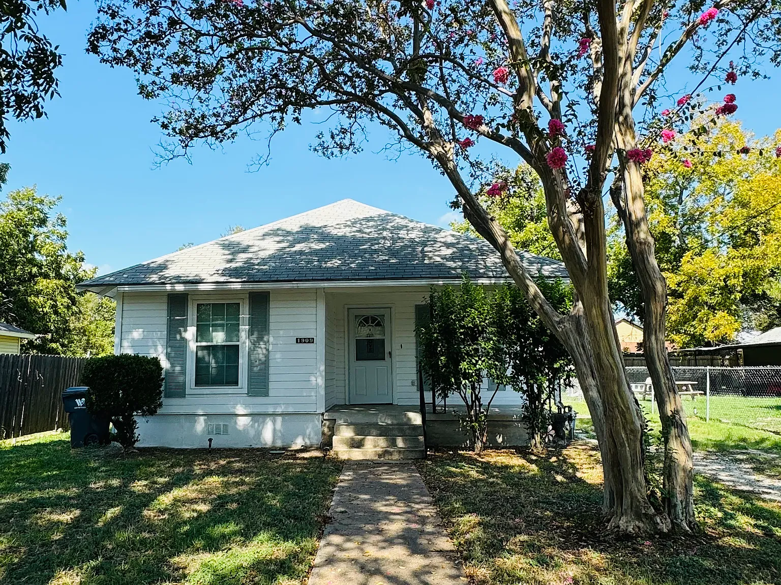 3 bed, 764 sqft, $1,495 — Photo 3