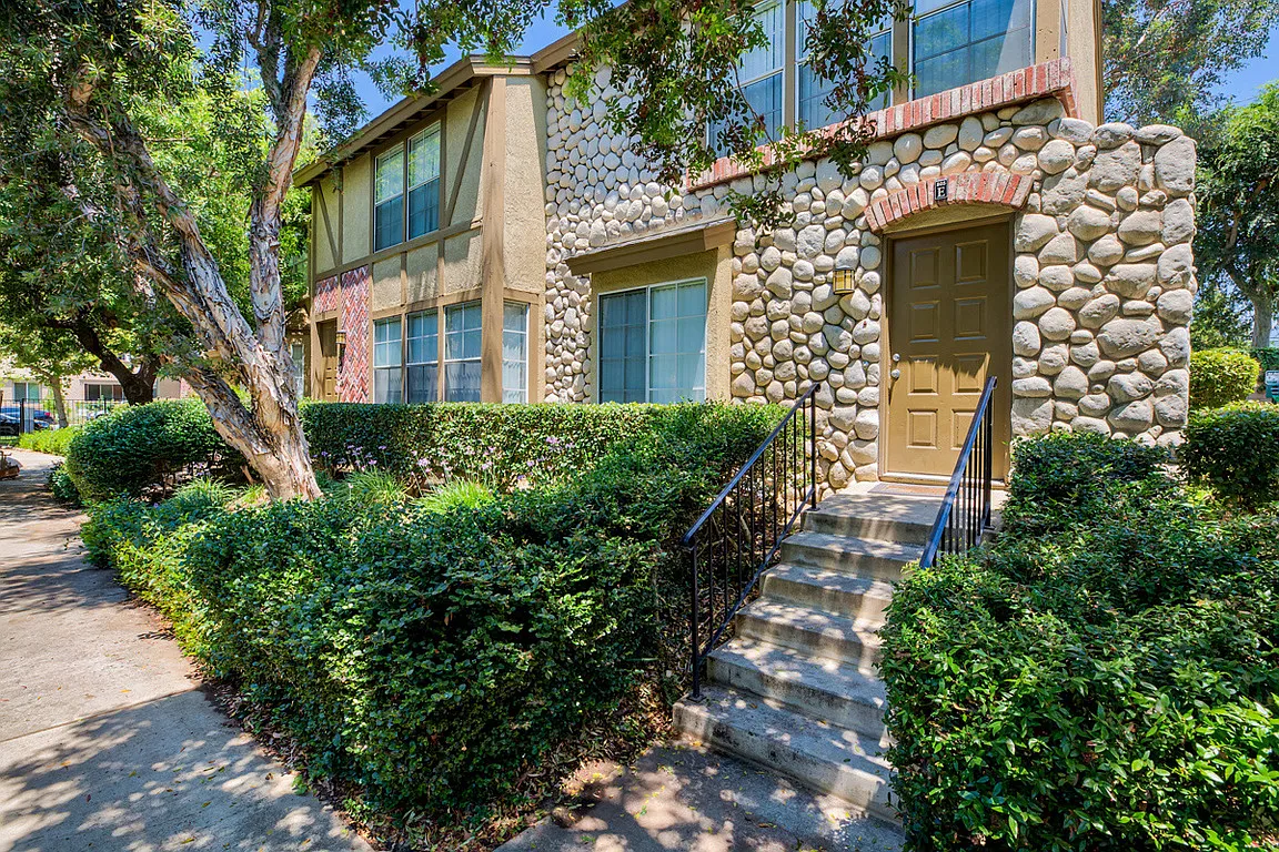Mission Villas — Photo 4