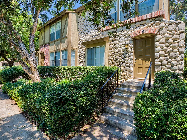 Mission Villas — Photo 4