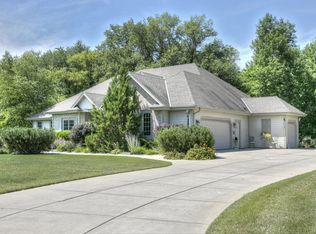 337 Wood Side Ct, Oconomowoc, WI 53066
