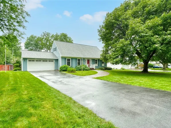 55 Tumbleweed Dr, Pittsford, NY 14534