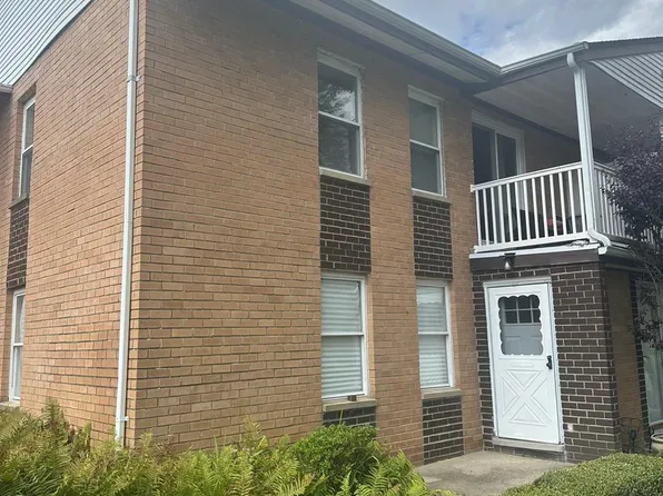 105 Artist Lake Dr, Middle Island, NY 11953