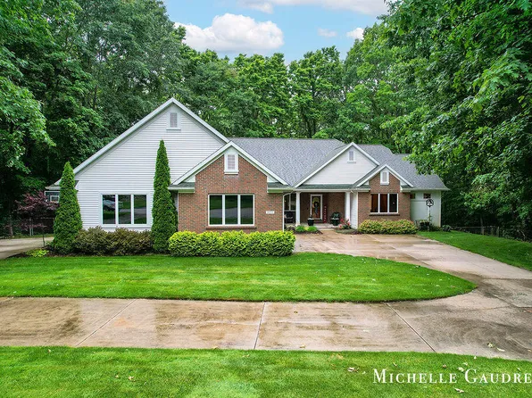 5577 Fieldstone Ct, Middleville, MI 49333