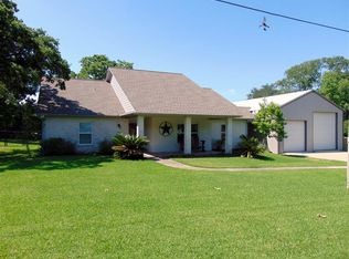 201 Golfview Dr, Hilltop Lakes, TX 77871