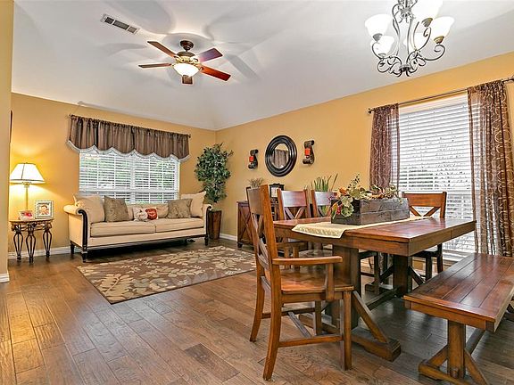 5th image of 1005 Foxwood Ln