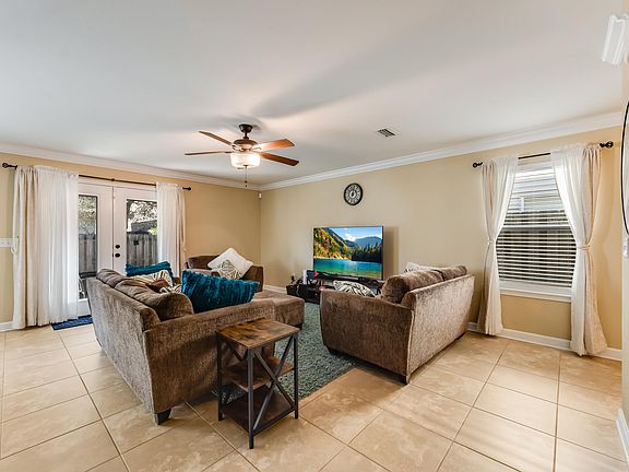 3rd image of 809 Sugar Plum Ln