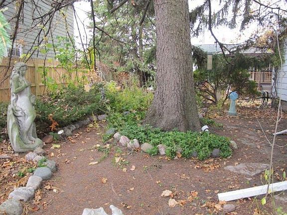 Extra wide side yard!