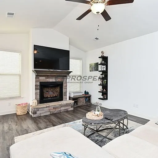 3 bed, 2.0 bath, 1788 sqft, $2,095 — Photo 3
