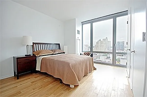 Rented by Manhattan Boutique Real Estate | media 54