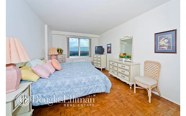 Sold by Douglas Elliman | media 15