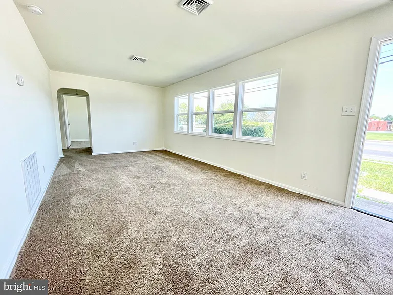 1416 S Governors Ave — Photo 5