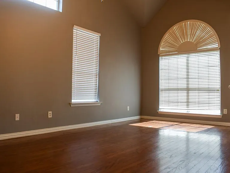 409 Royal Crest Dr — Photo 14