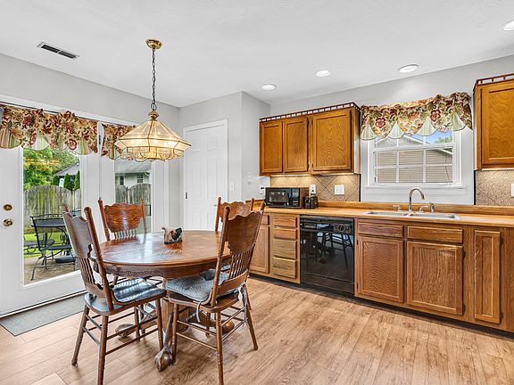5th image of 399 Southway Ct