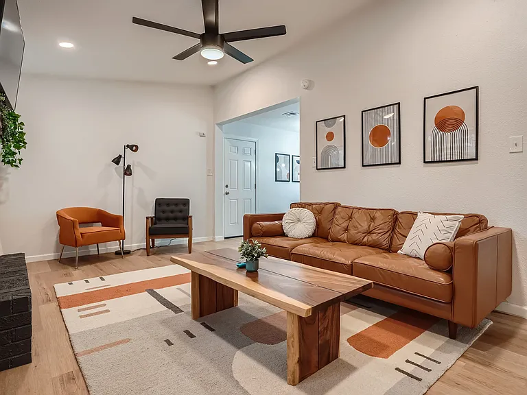 306 E Powell Ln — Photo 3