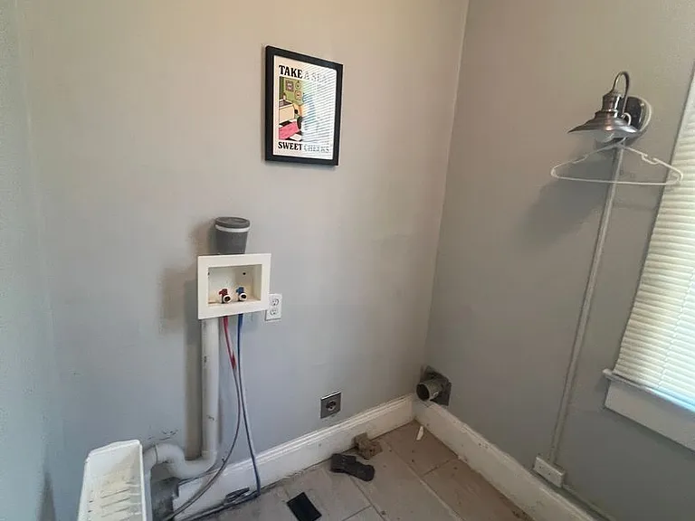 390 E Whittier St — Photo 12