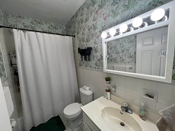2nd image of 806 Washington St APT 2