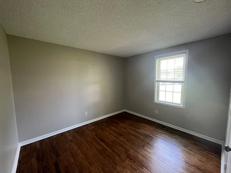 923 Hart St — Photo 7