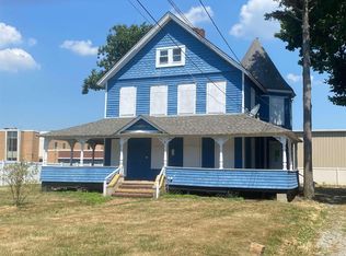 35 Parkside Ct, Copiague, NY 11726