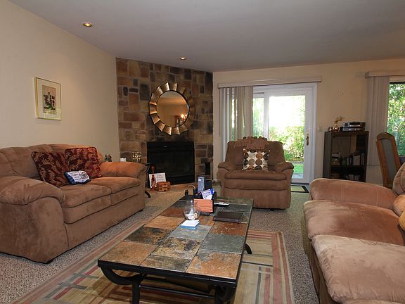 Living room w/Fp