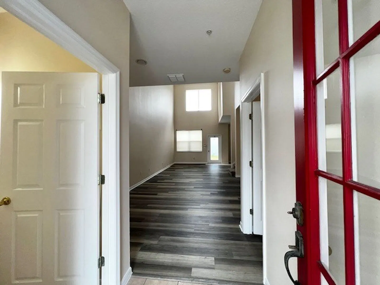 Move In Now! New Vinyl Plank Floors & New Carpet! Fresh Paint! 3 Bedroom 2.5 Bath 2 Story Townhou... — Photo 4