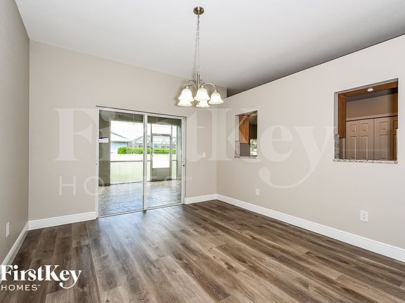 5th image of 835 SW 17th Ter