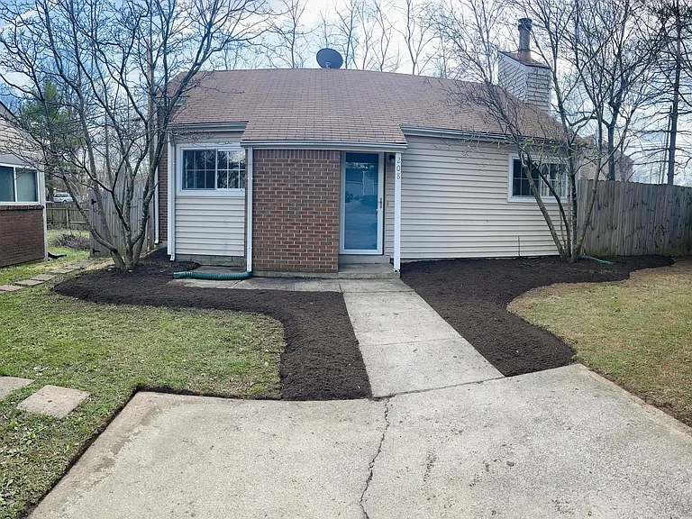 208 Shadow Wood Pl — Photo 1