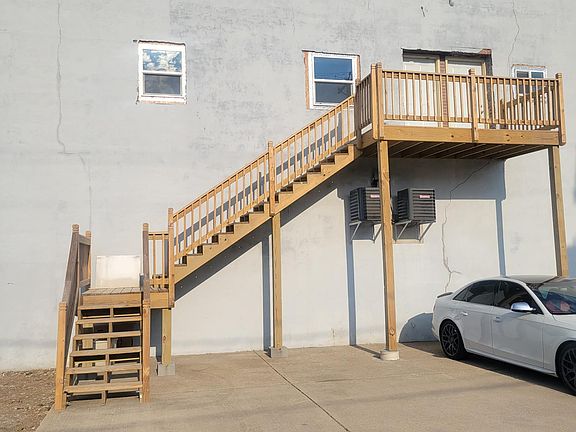 2nd image of 206 E Erie St APT 1