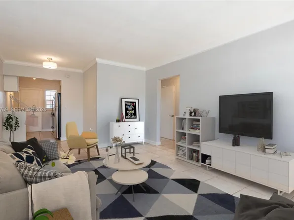 3671 SW 11th St #9B, Miami, FL 33135