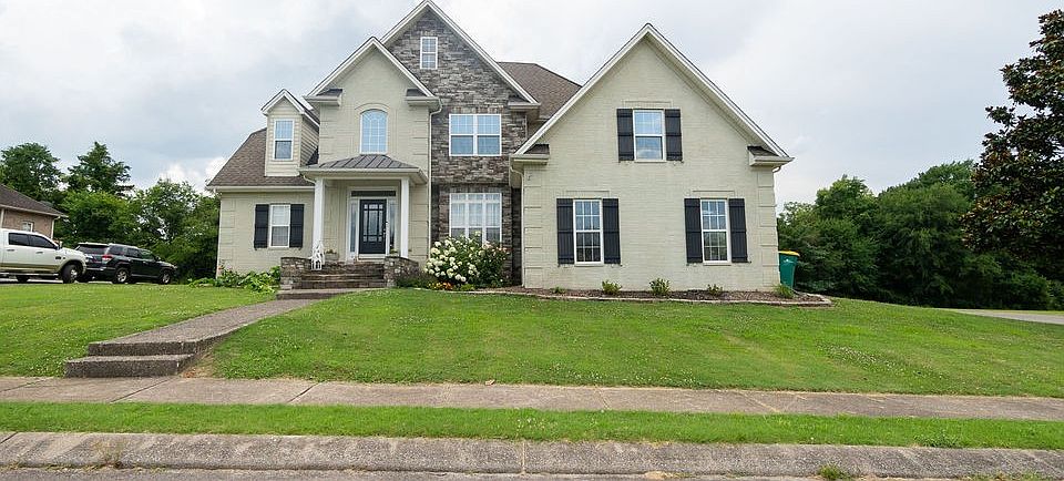 1st image of 320 Creekside Dr