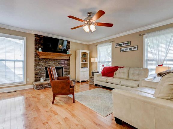 5th image of 8124 Faircrest Ln