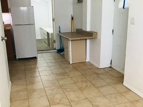 3rd image of 1318 E 70th St #Basement