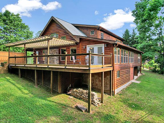 3rd image of 176 Rivers Edge Ln