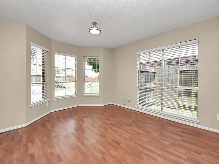 435 Leisure Dr — Photo 8