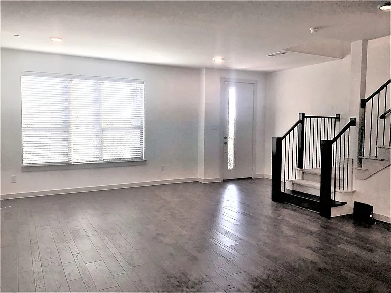 422 Bonfield Dr — Photo 2