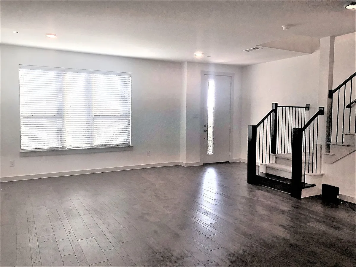 Building Photo - 422 Bonfield Dr