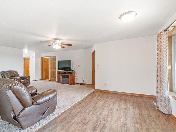 4th image of 403 Pine St