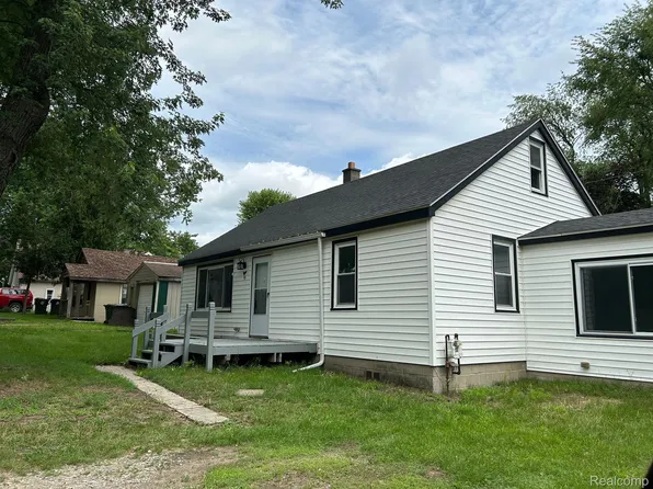 90 Mouton Dr, Lake Orion, MI 48362