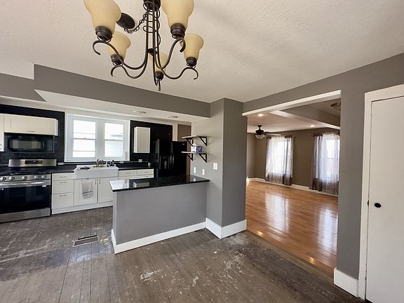 4th image of 1704 Main St
