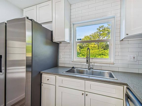 4th image of 304 Papaya Dr