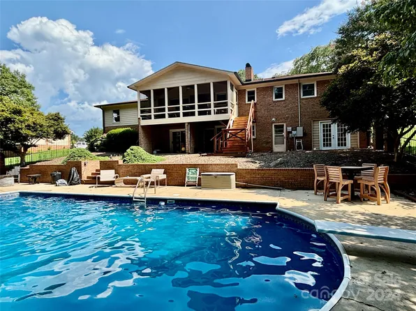 347 Skyline Rd, Hickory, NC 28601