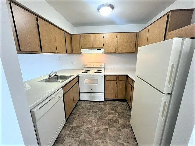 Charter Oaks Apartments — Photo 195